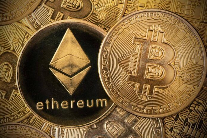Imagem de duas moedas douradas, uma representando o Ethereum e uma representando o Bitcoin.