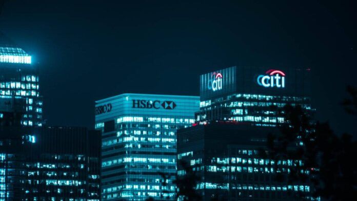 Imagem de dois prédios: HSBC e Citibank.
